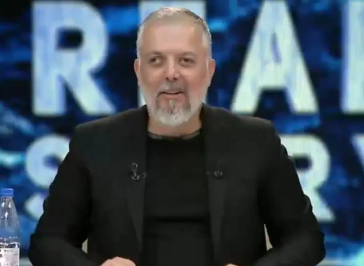 U shfaq duke puthur vajzën e tij në buzë, rrjeti shpërthen ndaj Sokol Ballës 'Sa e shëmtuar...'