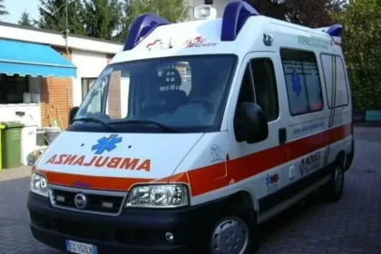 E rëndë! Gruaja dhe djali gjejnë të p*jetë burrin në shkallë