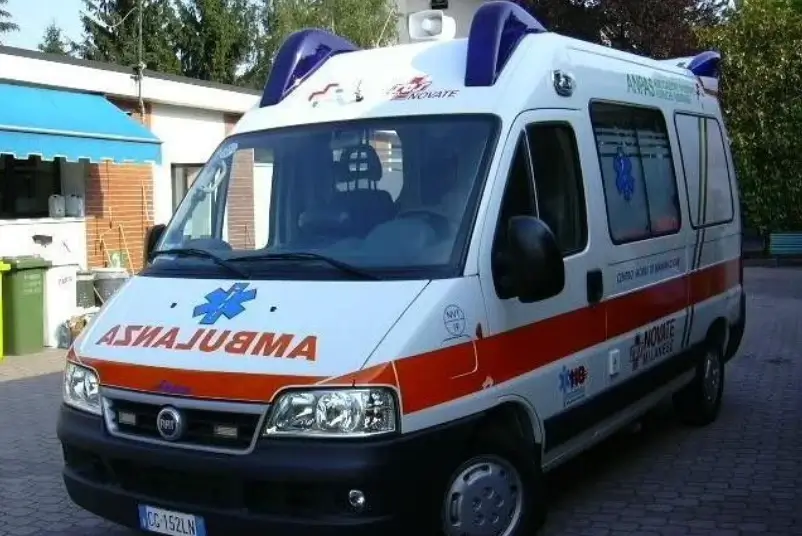 E rëndë! Gruaja dhe djali gjejnë të p*jetë burrin në shkallë