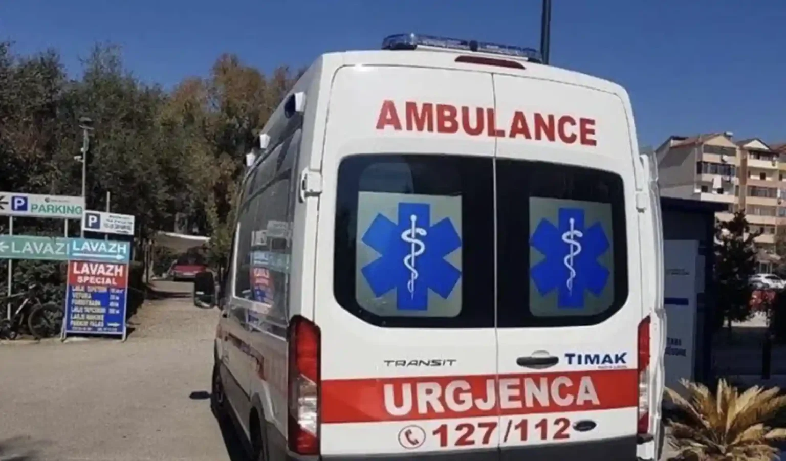 E rëndë ! Burri aksidenton për vdekje me makinë bashkëshorten në oborrin e shtëpisë