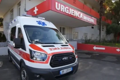 Ngjarje tr*nditëse! Burri ne vend aksidenton për vd*kje me makinë bashkëshorten në oborrin e shtëpisë