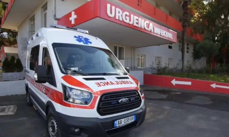 Ngjarje tr*nditëse! Burri ne vend aksidenton për vd*kje me makinë bashkëshorten në oborrin e shtëpisë