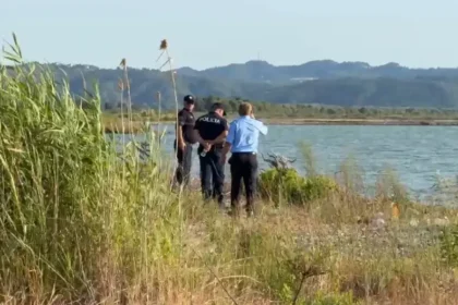 Mjerë ajo familje! Mb*tet 16 vjecari në vend, shoku i tij përfundon në spital