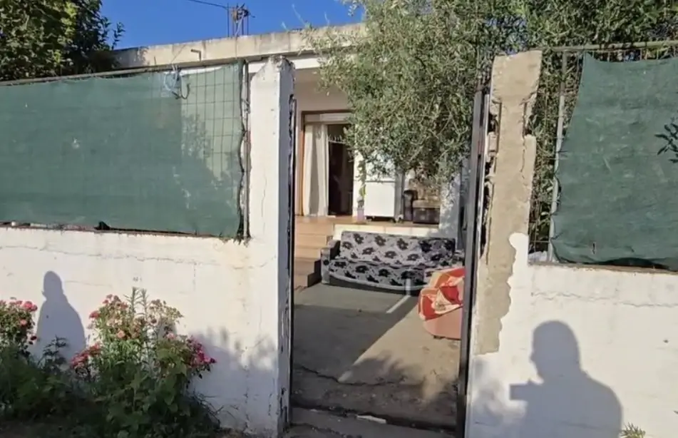 Del fotoja, ja kush është 26 vjecarja që i mori jetën babait duke e mb*tur me tel
