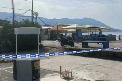 Ngjarje m*kabër në Budva! 65-vjeçari vr*t vëllanë dhe nipin, pas ngjarjes ulet në kafe dhe pret policinë