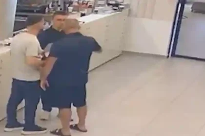 Video/ ‘Më solle një shishe ujë tepër’, efektivi dhe miku i tij dhunojnë kamerierin 18-vjeçar në Vlorë në sy të klientëve!