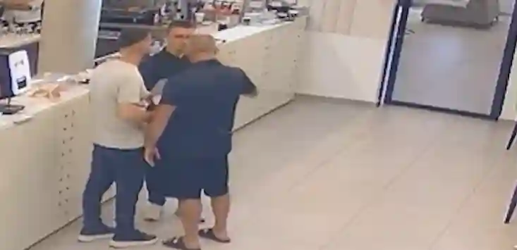 Video/ ‘Më solle një shishe ujë tepër’, efektivi dhe miku i tij dhunojnë kamerierin 18-vjeçar në Vlorë në sy të klientëve!