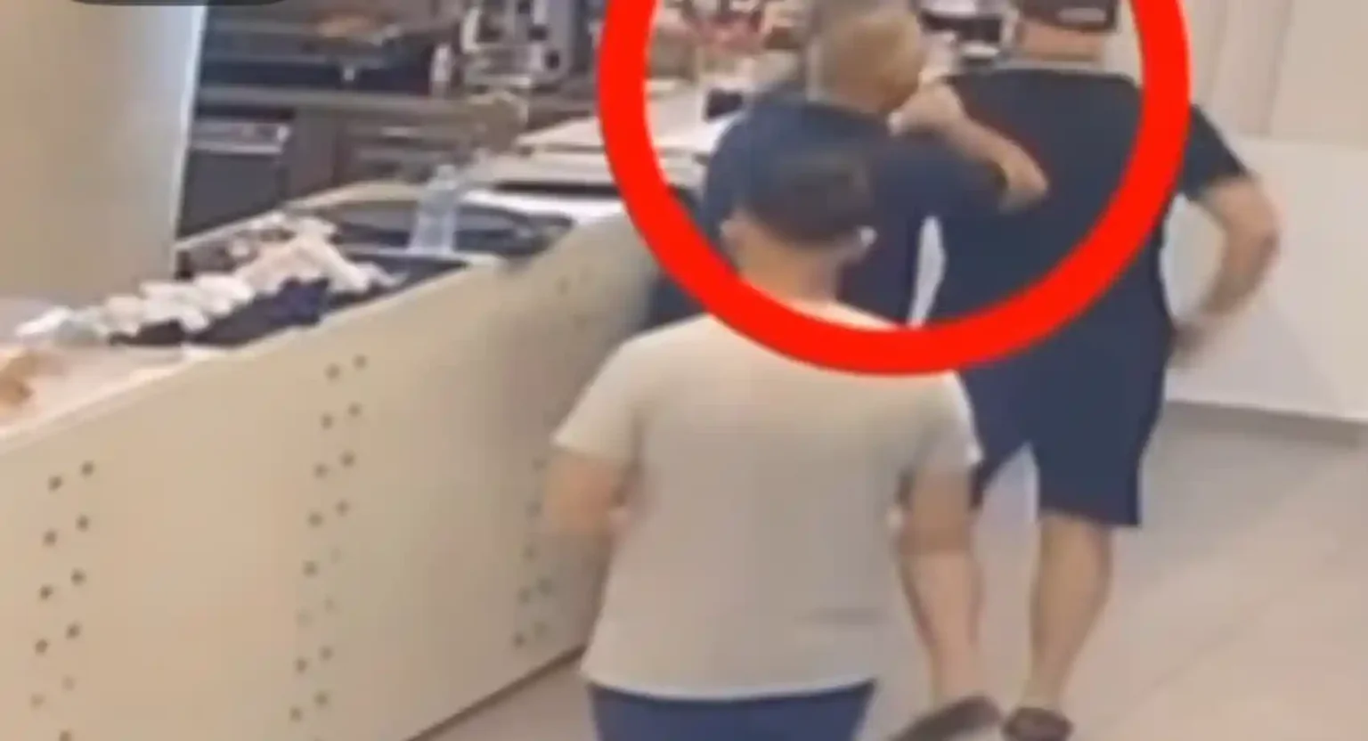 U dhunua nga ish-shefi i qarkullimit Vlorë, flet kamarieri 18-vjeçar: I thash mos ofendo, më goditën me grushte