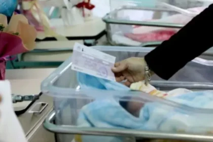 Nga 2026 nuk do ketë më “çek bebe”! Qeveria e zëvendëson me pagesë mujore deri në moshën… (Detaje)