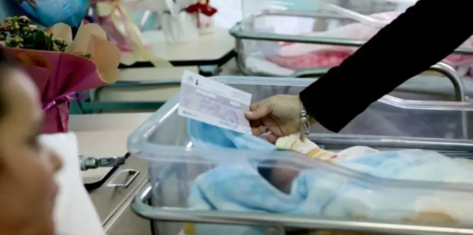Nga 2026 nuk do ketë më “çek bebe”! Qeveria e zëvendëson me pagesë mujore deri në moshën… (Detaje)