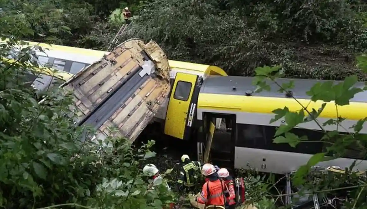 Del nga shinat treni me 100 pasagjerë në Gjermani, v*ktima dhe të plagosur, shkak dyshohet…