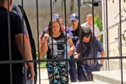 'Të qeta, pa shenja dhimbje dhe pendese në fytyrë...' Paraqiten para gjykate nën e bijë që i morën jetën të atit