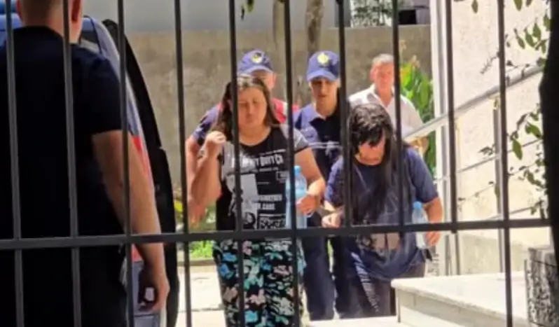 'Të qeta, pa shenja dhimbje dhe pendese në fytyrë...' Paraqiten para gjykate nën e bijë që i morën jetën të atit