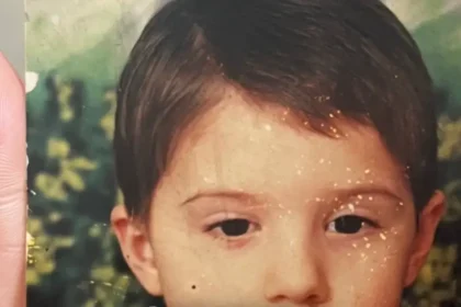 Sot është një nga këngëtaret më të njohur, e njihni dot këtë vogëlushin në foto?!