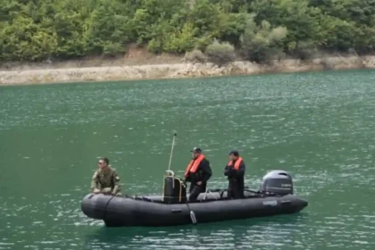 E rëndë/ Një 33-vjeçar gjendet i mbytur në liqen, ngjarja trondit vendin