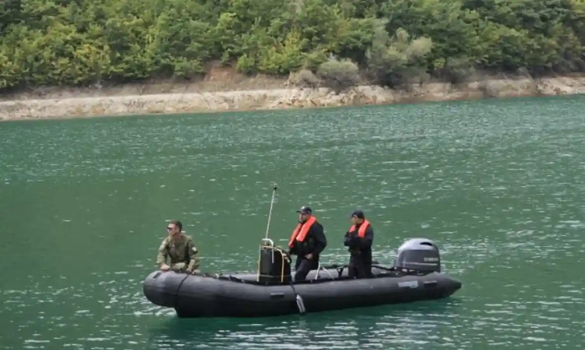 E rëndë/ Një 33-vjeçar gjendet i mbytur në liqen, ngjarja trondit vendin