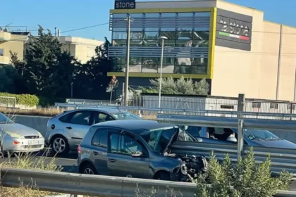 Aksident i frikshëm në autostradë! Makina përplaset me trafikndarësen, ja cfare raportohet