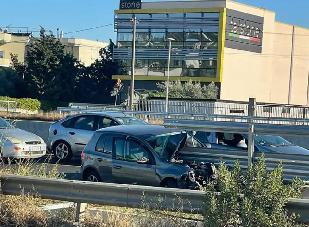 Aksident i frikshëm në autostradë! Makina përplaset me trafikndarësen, ja cfare raportohet