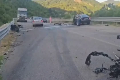 Aksident në vend! Makina përfundon në kanal, shoferi dhe pasagjeri...
