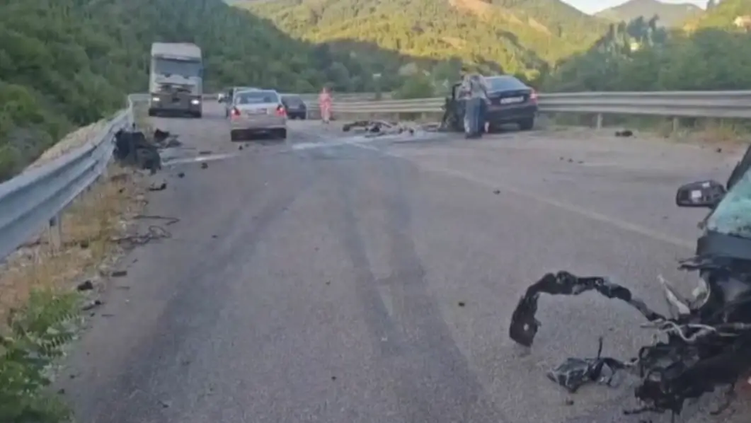 Aksident në vend! Makina përfundon në kanal, shoferi dhe pasagjeri...