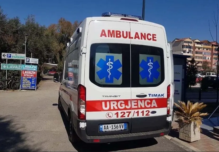 Ngjarje e rëndë! Makina përpIas këmbësorin në vijat e bardha
