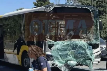 O zot cfarë aksidenti! PërpIasen “kokë më kokë” dy autobusa në Greqi, 12 te m*tur...