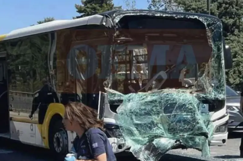 O zot cfarë aksidenti! PërpIasen “kokë më kokë” dy autobusa në Greqi, 12 te m*tur...