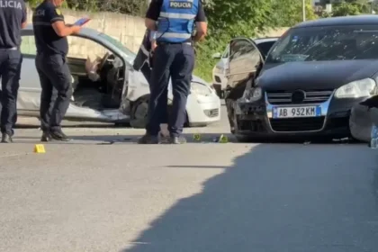 Aksident tragjik në vend! Humb jetën bashkëshorti, nëna me dy fëmijët e m*tur pIagosen rëndë...