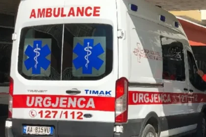 Po montonte një tendë dielli, bie nga lartësia 44 vjecari dhe përfundon në spital!