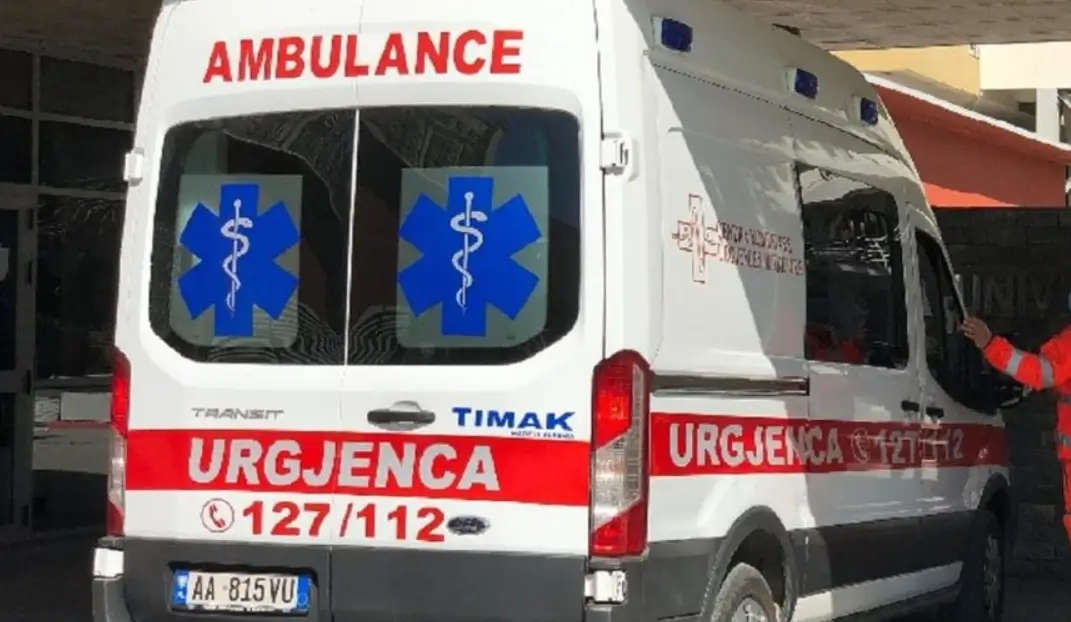 Po montonte një tendë dielli, bie nga lartësia 44 vjecari dhe përfundon në spital!