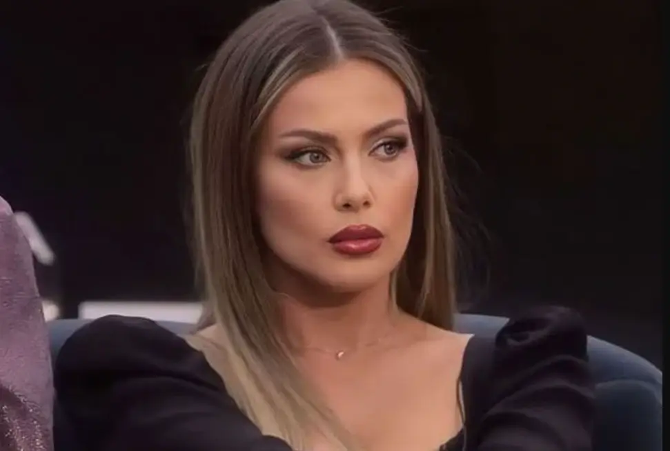 “E zhveshur”, Olta Gixhari poston foton nga shtrati